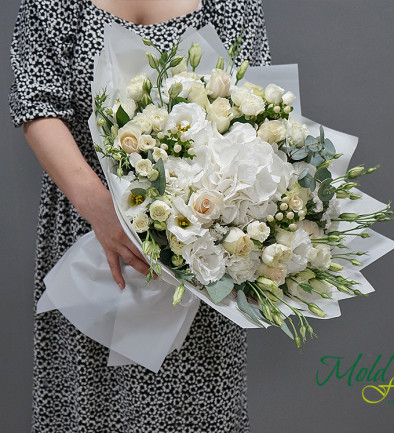 Buchet cu hortensie alba, eustoma si trandafiri foto 394x433